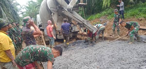 Semangat 45, Warga dan Satgas TMMD Kembali Berjibaku Bangun Jalan Cor Beton