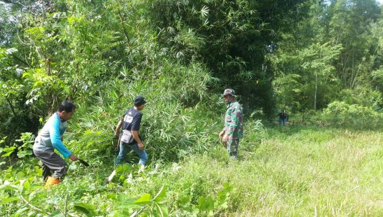 Satgas TMMDN Bersama Masyarakat Bersinergi Bersihkan Kanan Kiri Jalan