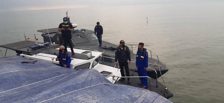 P0LISI Airud Menagkap Kapal Membawa Ratusanl Bal