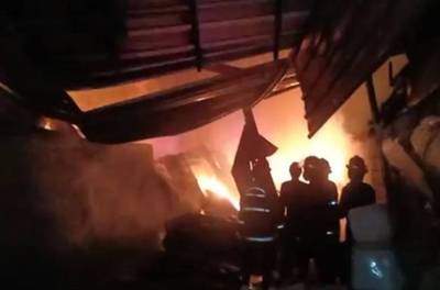 Bangunan Pabrik Berisikan Cat dan tiner  Ludes di Terbakar