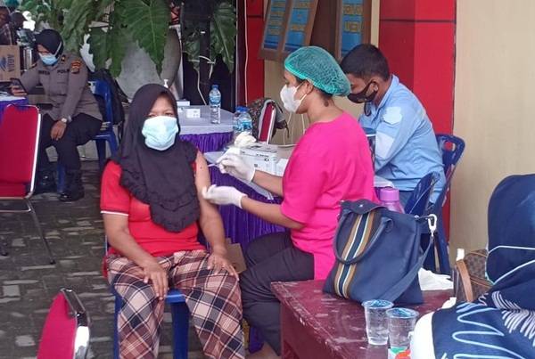 Peringati HUT Bhayangkara ke-75 Tahun, Polsek Patumbak Laksanakan Vaksinasi Massal kepada Lansia