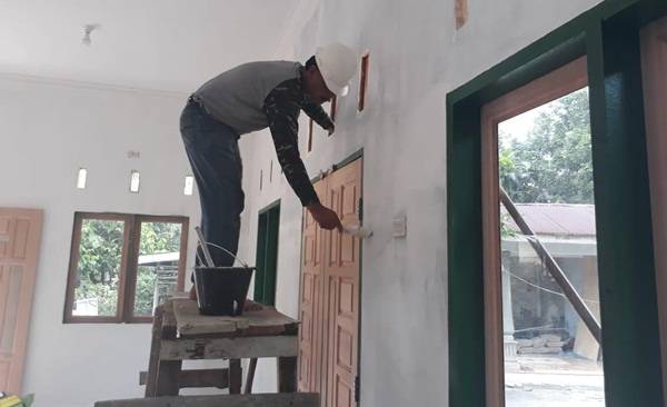 Hampir Rampung, Satgas TMMD Kodim 0204/DS Kebut Pengecatan Musholla Al Kahfi