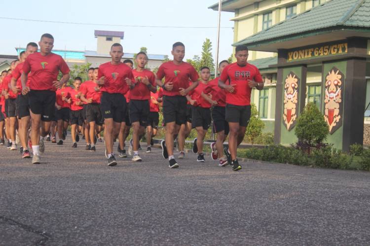 Prajurit Batalyon Infanteri 645/Gardatama Yudha Melaksanakan Lari Pagi