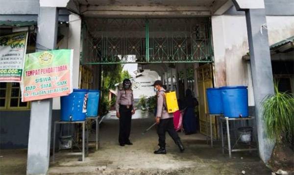 Polsek Firdaus Lakukan Penyemprotan Disinfektan dan Sosialisasi Prokes