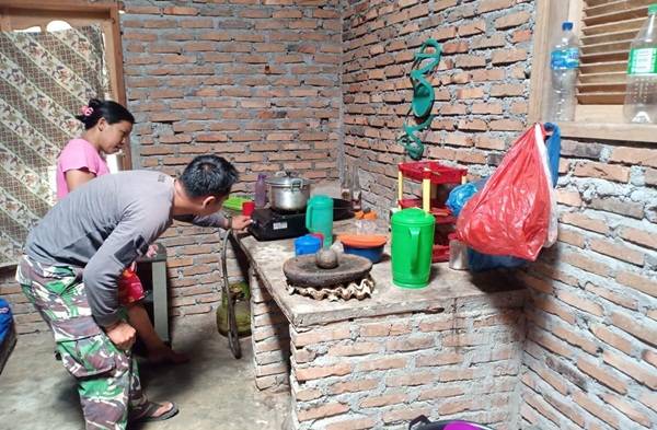Kedekatan dengan Orangtua Asuh, Satgas TMMD Ikut Memasak