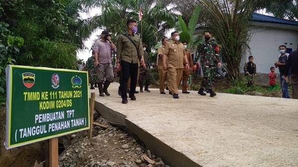 Cegah Longsor, Satgas TMMD 111 Kodim 0204/DS Bangun Tanggul Penahan  Tanah