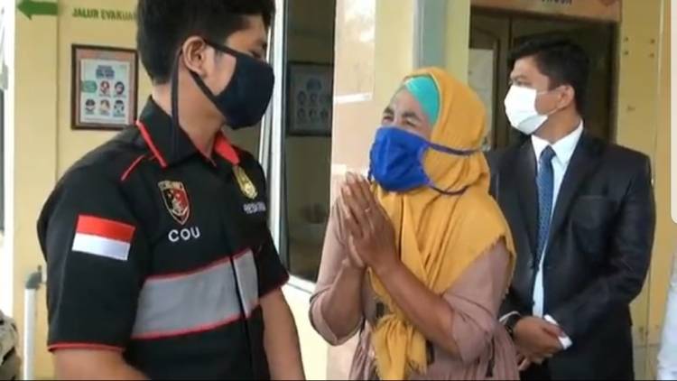 Perempuan Tua Korban Penganiayaan dan Pengeroyokan Menangis Histeris di Polres Simalungun