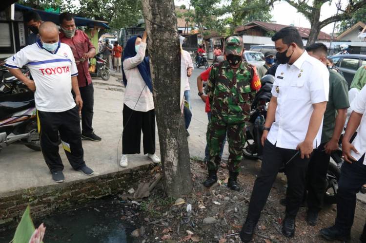 Bobby  Nasution Cek Langsung Kondisi Drainase Penyebab Banjir di Jalan Sunggal