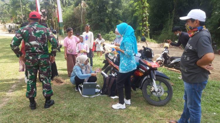 Personil TMMD/N ke 111 Laksanakan Penyuntikan Rabies untuk Hewan Peliharaan