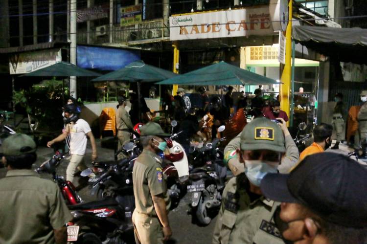 Tim Gabungan Pemko Medan Bubarkan Pengunjung Cafe Yang Melebihi Batas Waktu Operasional