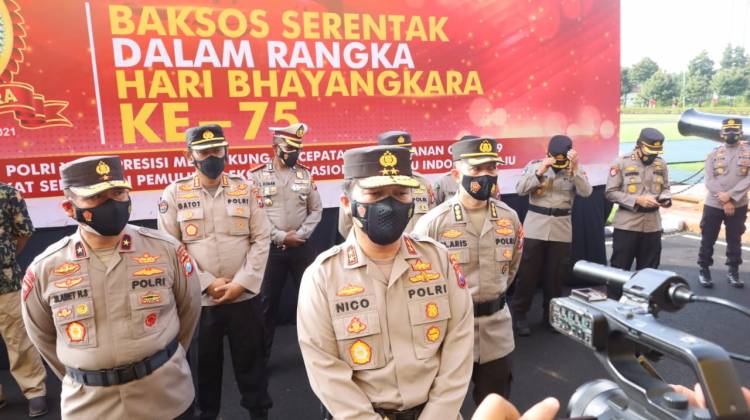 Polda Jatim Berikan Bantuan pada Masyarakat Bangkalan dan yang Membutuhkan