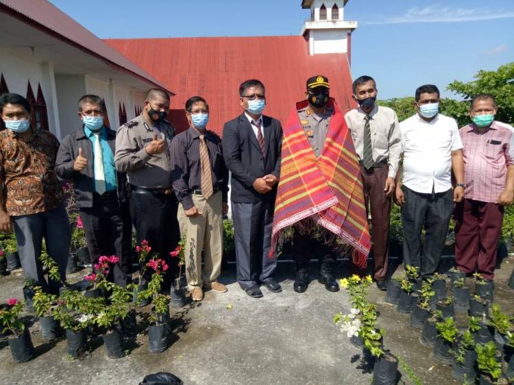 Kapolres Tebingtinggi Serahkan Ribuan Bibit Bunga Ke Rumah Ibadah