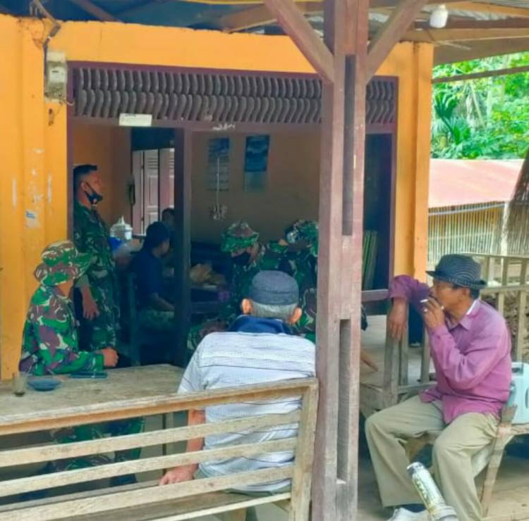 Personil TMMD/N ke 111 Lakukan Komunikasi Sosial Di Waktu Senggang