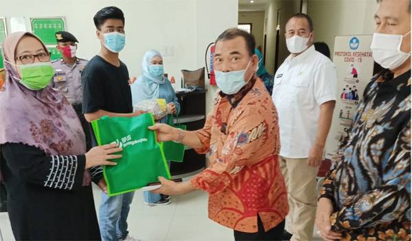 BPJS Ketenagakerjaan Sumut Salurkan Alat Prokes dan Vitamin pada Pekerja Migran