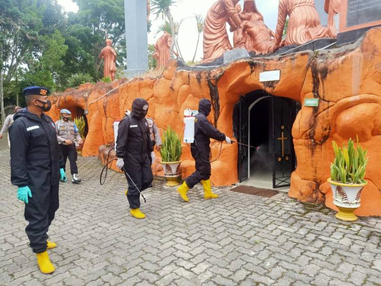 Brimob Poldasu Semprot Disinfektan Objek Wisata Taman Iman Dairi