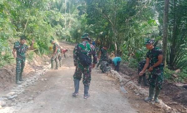 Selesai Diperkeras, Warga Masih Ikut Percantik Jalan TMMD Kodim 0204/DS