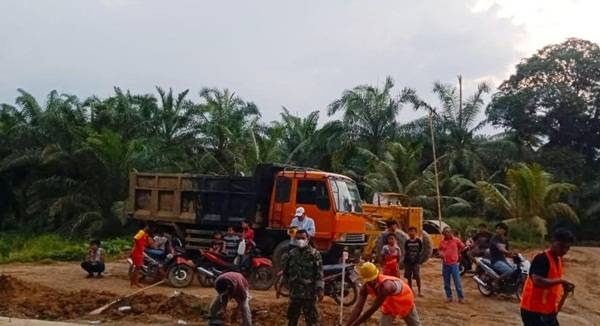 TMMD Kodim 0204/DS, Truk Molen Jadi Hiburan Warga