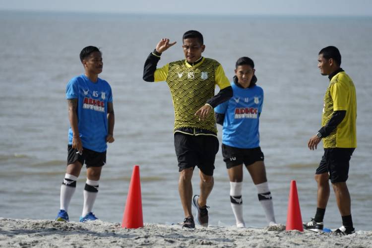 Rubah Suasana, Pelatih PSMS Harapkan Fisik Pemainnya Meningkat Usai Latihan di Pantai