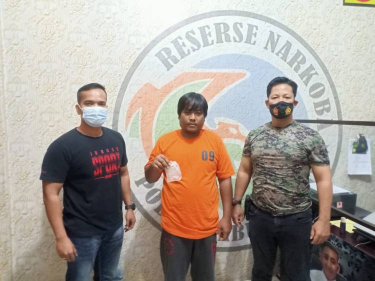 Menunggu Pembeli Datang, Keburu Polisi  Pengedar Narkoba