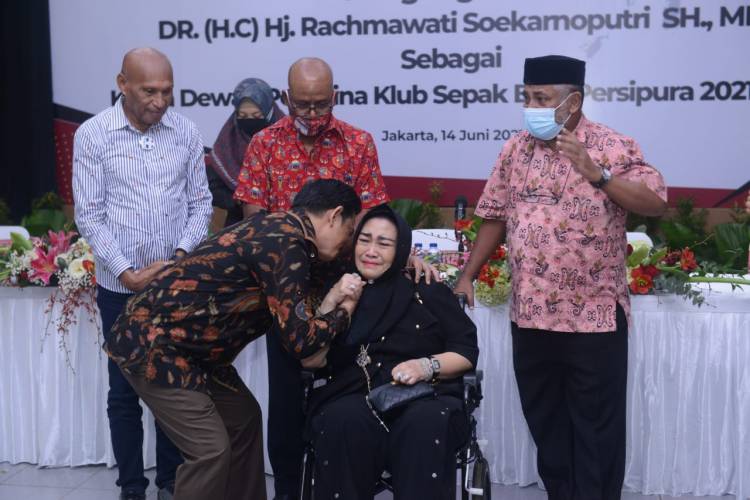 Rachmawati Soekarnoputri tak dapat menahan haru