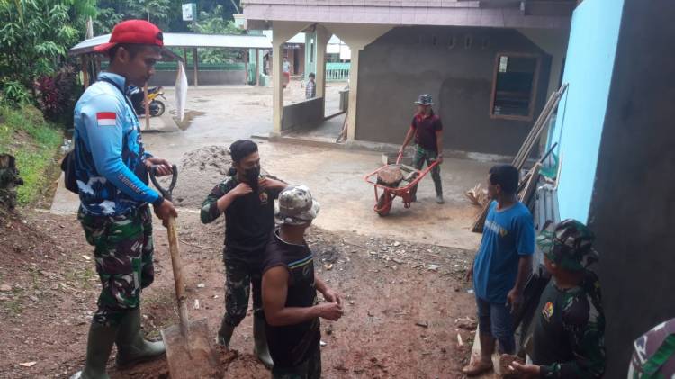 Anggota Satgas TMMD/N ke 111 Kodim 0306/50 Kota Lanjutkan  Perbaikan Masjid Nurul Iman