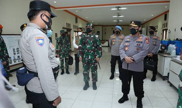 Didampingi Panglima TNI, Kapolri Beri Tiket Sekolah Bhabinkamtibmas Usai Sidak PPKM Mikro di Kudus