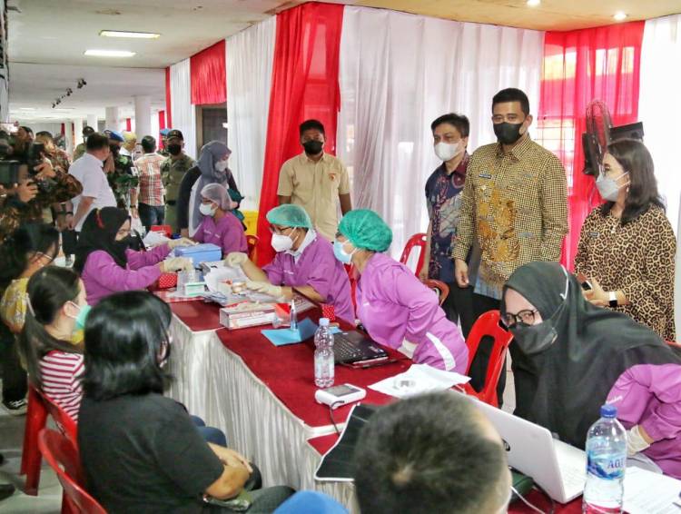 Pastikan Pelaksanaan Pasar Murah dan Vaksinasi Massal Covid-19 Berjalan Efektif, Wali Kota Medan Turun Langsung