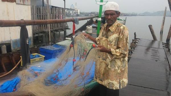 Kapal Pengangkut Mobil Tabrak Jaring Nelayan Belawan