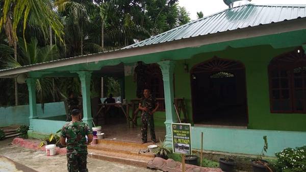 Wujud Kepedulian TNI, Satgas TMMD 111 Kodim 0204/DS Rehab Masjid Warga