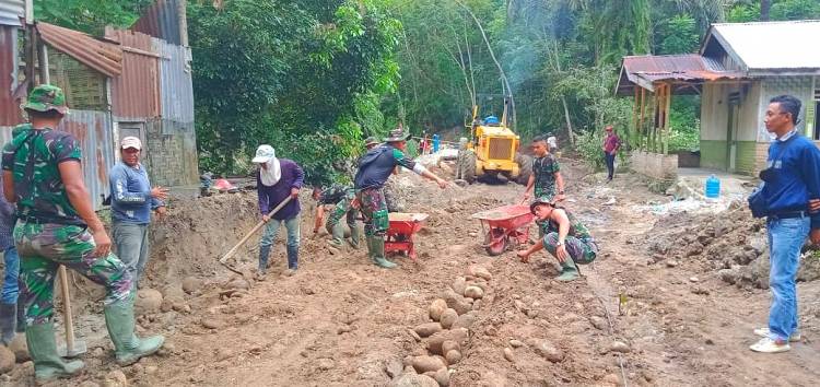 Kejar Dead Line, Satgas Kodim 0204/DS Kerja Keras Dibantu Warga Bentuk Jalan TMMD untuk Dicor Beton