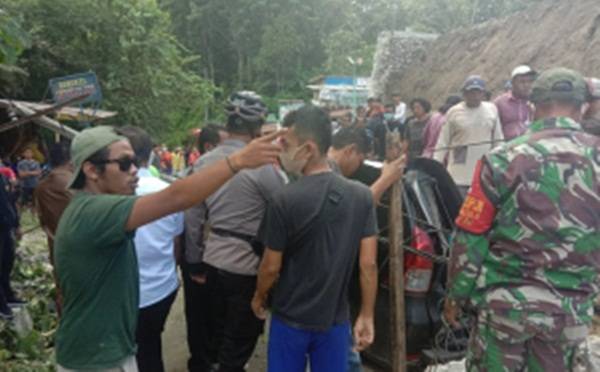 TNI-POLRI Bantu Evakuasi Korban Tembok PPU Katolik Parapat yang Tewaskan 3 Warga
