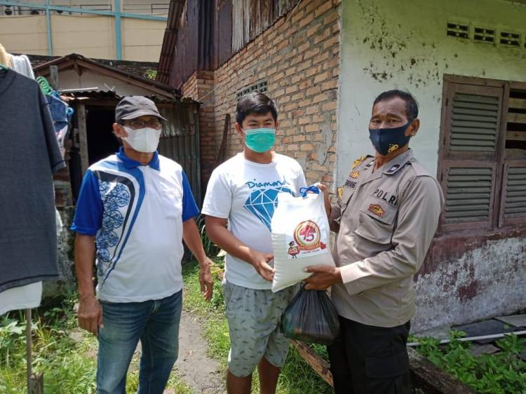 Sambut HUT Bhayangkara Ke 75 Polsek Medan Baru Berbagi Terhadap Warga Kurang Mampu