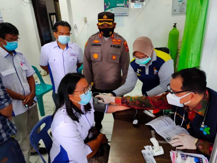 TNI-POLRI  menggelar Vaksinasi massal kepada satu Juta Orang warga serentak di 34 Wilayah Polda