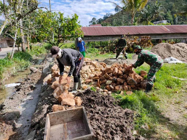 Anggota Satgas TMMD/N ke 111 Bersama Warga Lakukan Pembuatan Drainase