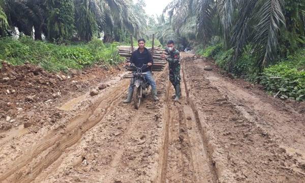 Atasi Permasalahan Warga, Satgas TMMD Kodim 0204/DS Bantu Keendaraan Lewati Jalan Berlumpur