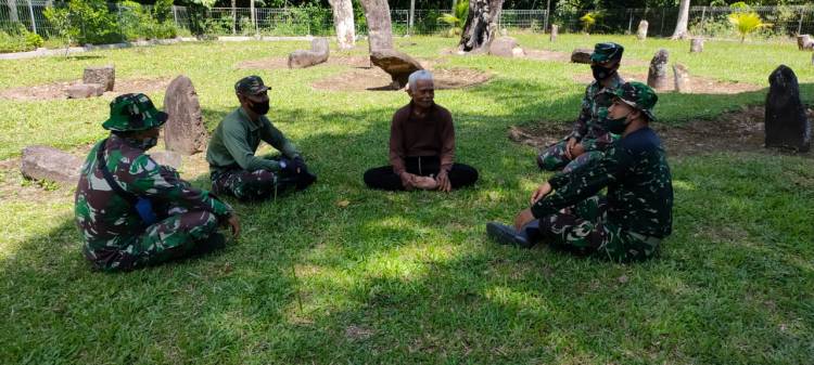Anggota Satgas Mengunjungi Situs Cagar Budaya Megalit Balai Batu Maek