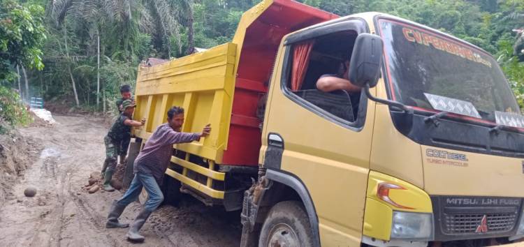 Truk Pengangkut Tak Bisa Melintas, Satgas TMMD Kodim 0204/DS Pinjam Sepedamotor Warga