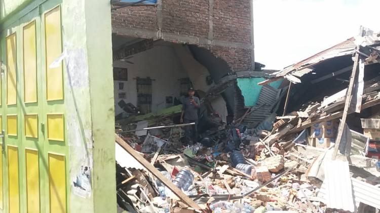 Sopir Truk  Trailer Diduga Mabuk, Tabrak Tiga Rumah Warga