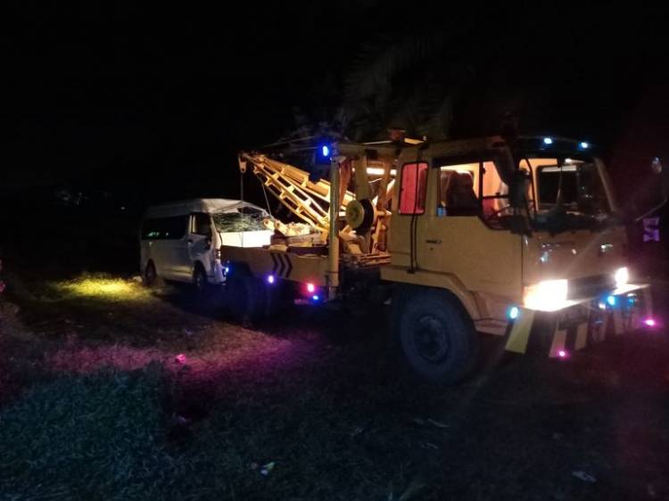 Bus Hiace Penyok Usai Ditabrak Kereta Api Barang, 5 Orang Tewas