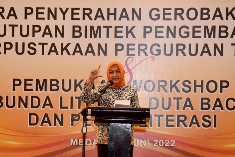 Nawal Lubis Serahkan Gerobak Baca kepada Lima Kabupaten