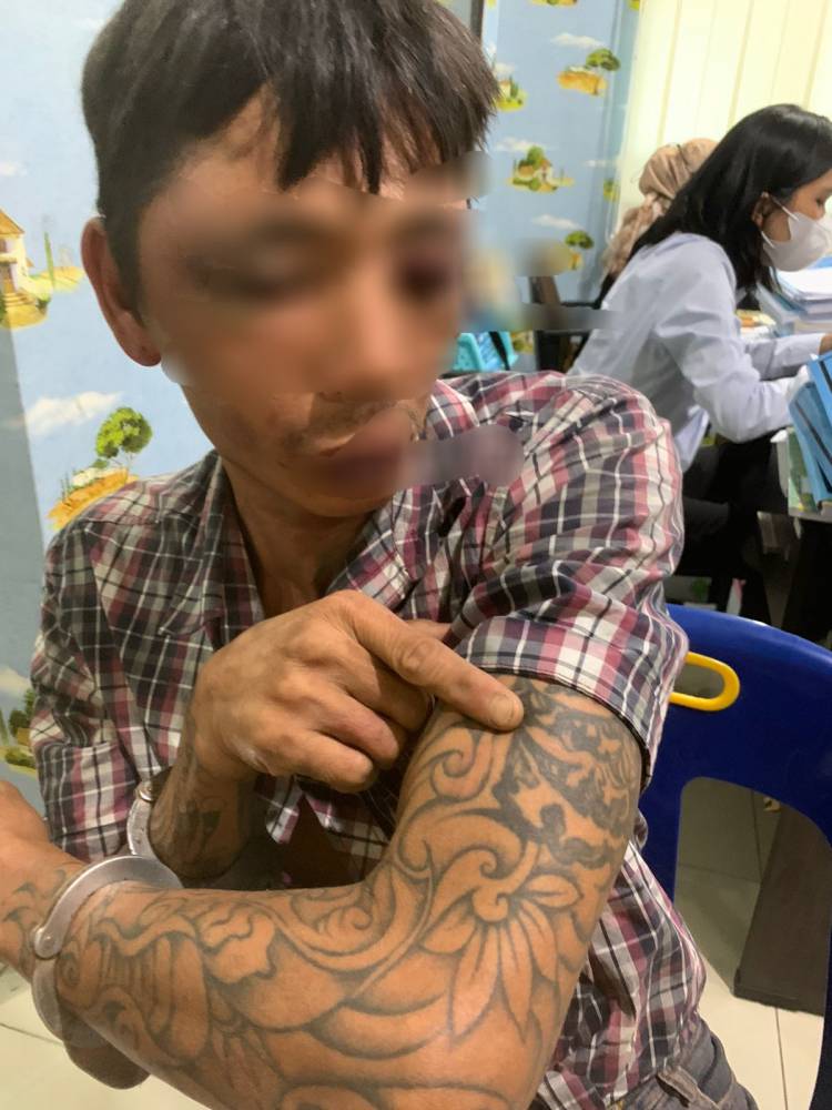 Pria Bertato Ini Dihajar Warga, Mau Tahu Ceritanya