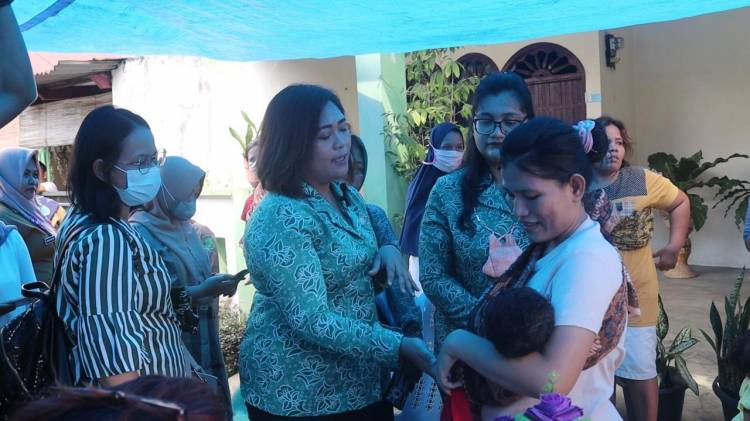 Ketua TP PKK Medan Tuntungan Sosialisasi dan Beri Bantuan ke Rumah Warga