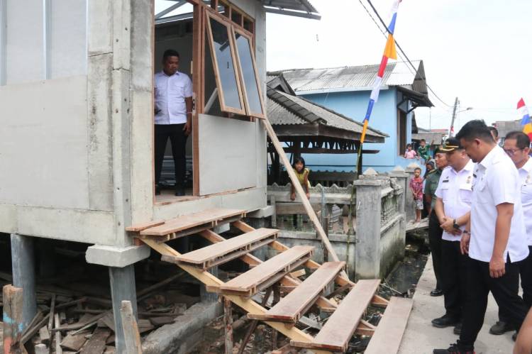Rumahnya Diperbaiki, Misnah Sampaikan Terima Kasih kepada Bobby Nasution dengan Berlinang Air Mata