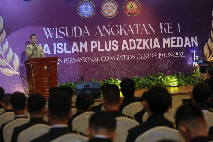 Wagubsu Hadiri Wisuda Akbar Angkatan I SMA Islam Plus Adzkia, Musa Rajekshah Ingatkan Ini