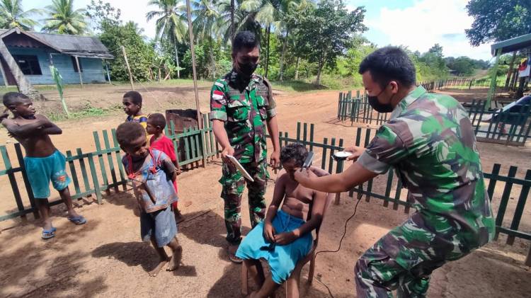 Prajurit Satgas Yonif 123/Rajawali Buka Pangkas Rambut Gratis