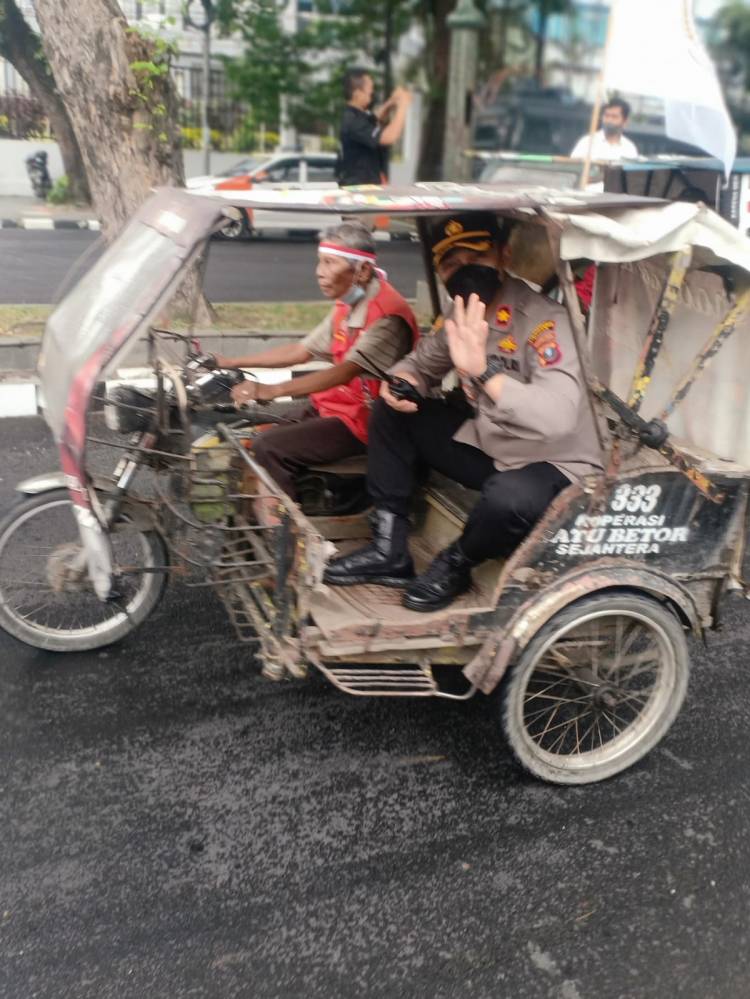 Kawal Aksi Unjuk Rasa | Kapolsek Medan Baru Naik Betor Milik Pendemo
