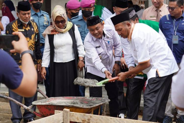Afandin Mengaduk Semen Peletakan Batu Pertama Masjid Assyakirin