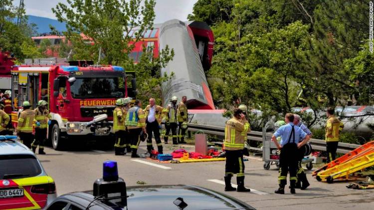 Sebanyak 4 Orang Meninggal dan 15 Luka Parah Akibat Kereta Tergelincir