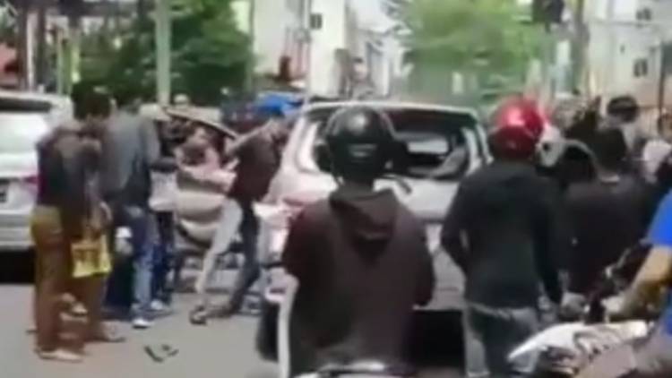 Diduga Tabrak Lari di Jalan AR Hakim, Dikejar Massa, 1 Unit Mobil Dirusak