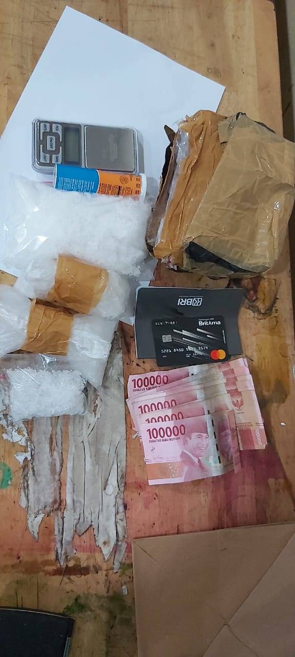 Satresnarkoba Polrestabes Medan Terekam CCTV Saat Bergumul, Ringkus Bandar Narkoba di Halaman Parkir Hotel